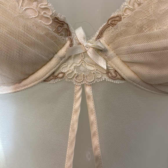 Victoria's Secret Cream Semi Sheer Padded Cup Open Front Lace Trim Cami Top 34B - Picture 6 of 16